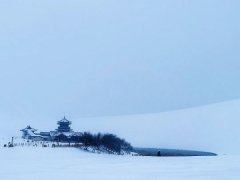 踏雪追景 鸣沙山月牙泉初雪美如画