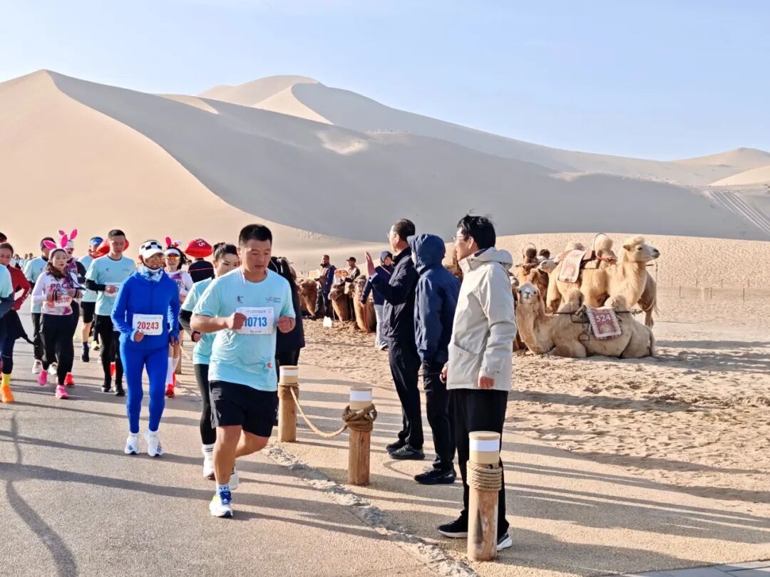 踏沙逐风,燃动敦煌!鸣沙山月牙泉见证半马热血时刻