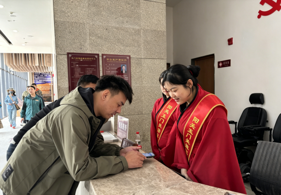 一抹志愿红，温暖丝路行——阳关玉门关旅游区党群服务站守护丝路旅途